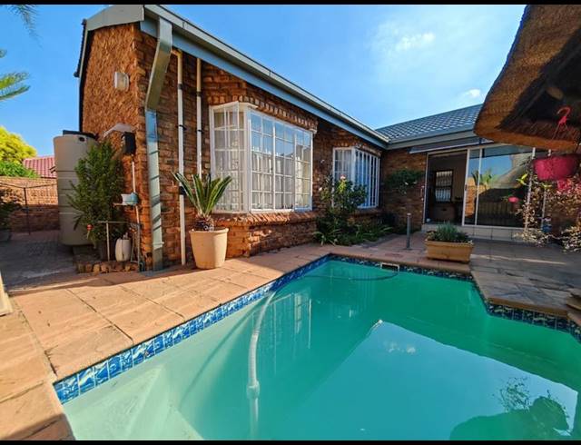 3 BEDROOM TOWNHOUSE FOR SALE IN VANDERBIJLPARK SE 3